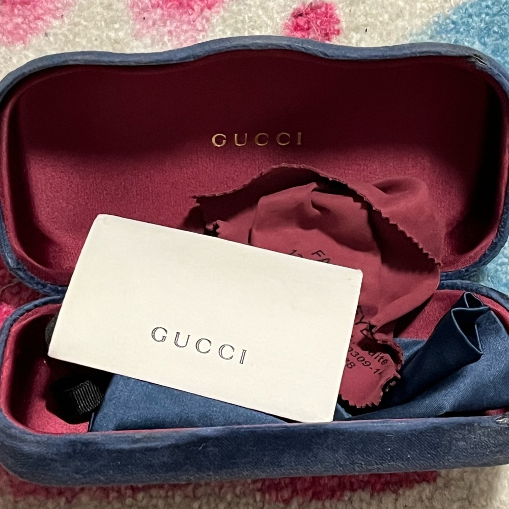 Gucci glasses case + cloth